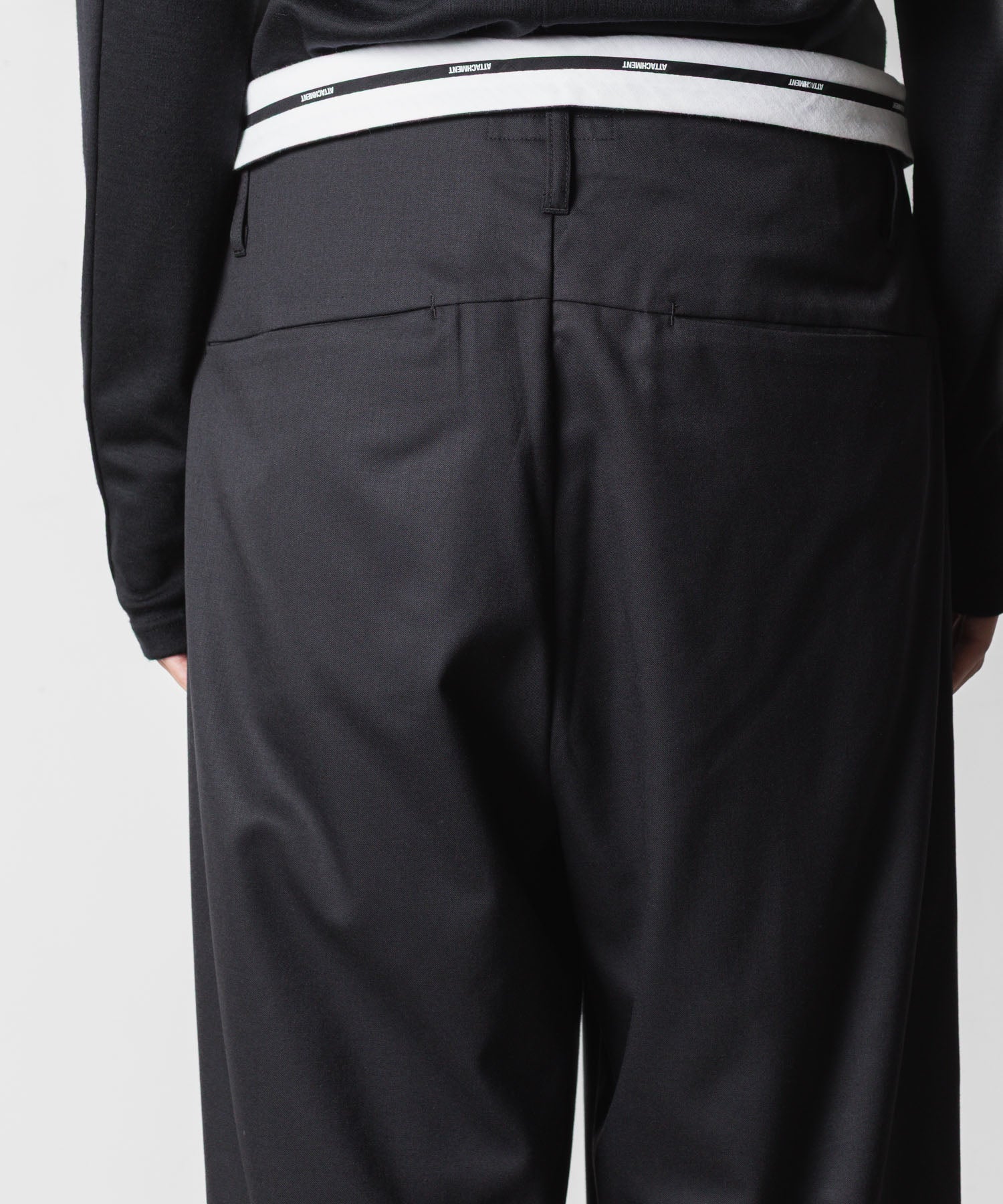 ATTACHMENT アタッチメントのT/W/SI STRETCH GABARDINE FLAP TROUSERS - BLACKの公式通販サイトsession福岡セレクトショップ
