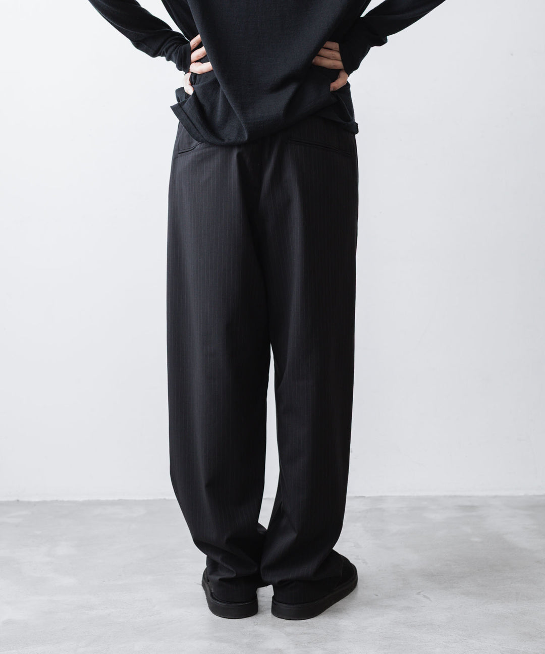 ATTACHMENT アタッチメントのT/W/SI STRETCH GABARDINE 1TUCK EASY TROUSERS - S.BLACKの公式通販サイトsession福岡セレクトショップ