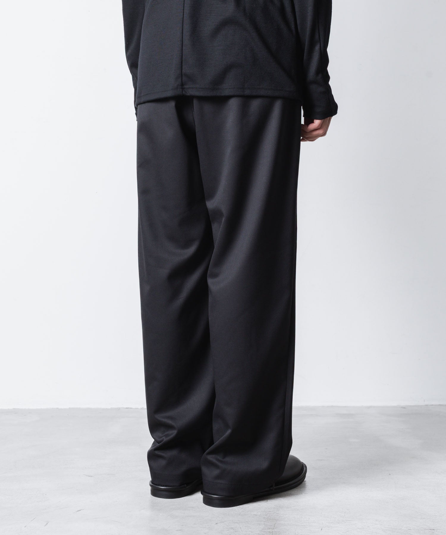 ATTACHMENT アタッチメントのT/W/SI STRETCH GABARDINE 1TUCK EASY TROUSERS - BLACKの公式通販サイトsession福岡セレクトショップ