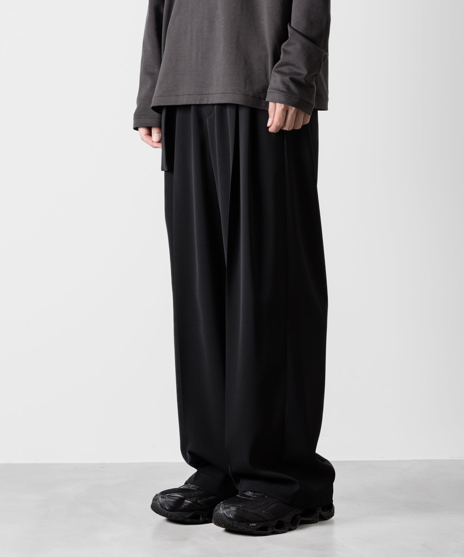 ATTACHMENT アタッチメントのSORIBIA TWILL BELTED WIDE TROUSERS-BLACKの公式通販サイトsession福岡セレクトショップ