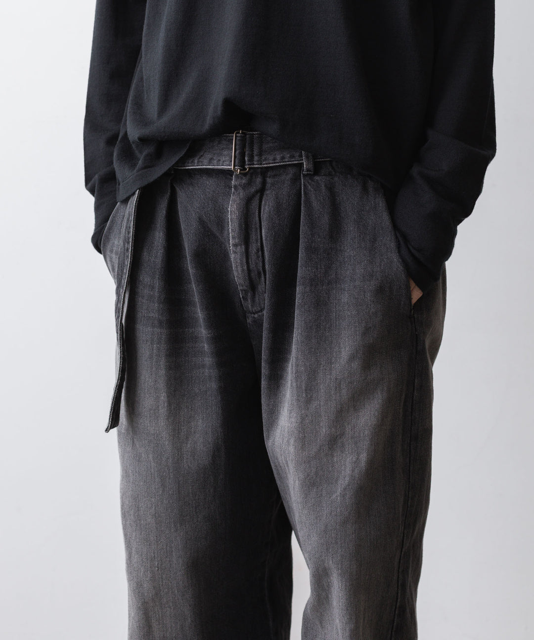 ATTACHMENT / EXCLUSIVE ITEMアタッチメントの11oz DENIM 1TUCK BELTED PANTS  - BLACKの公式通販サイトsession福岡セレクトショップ