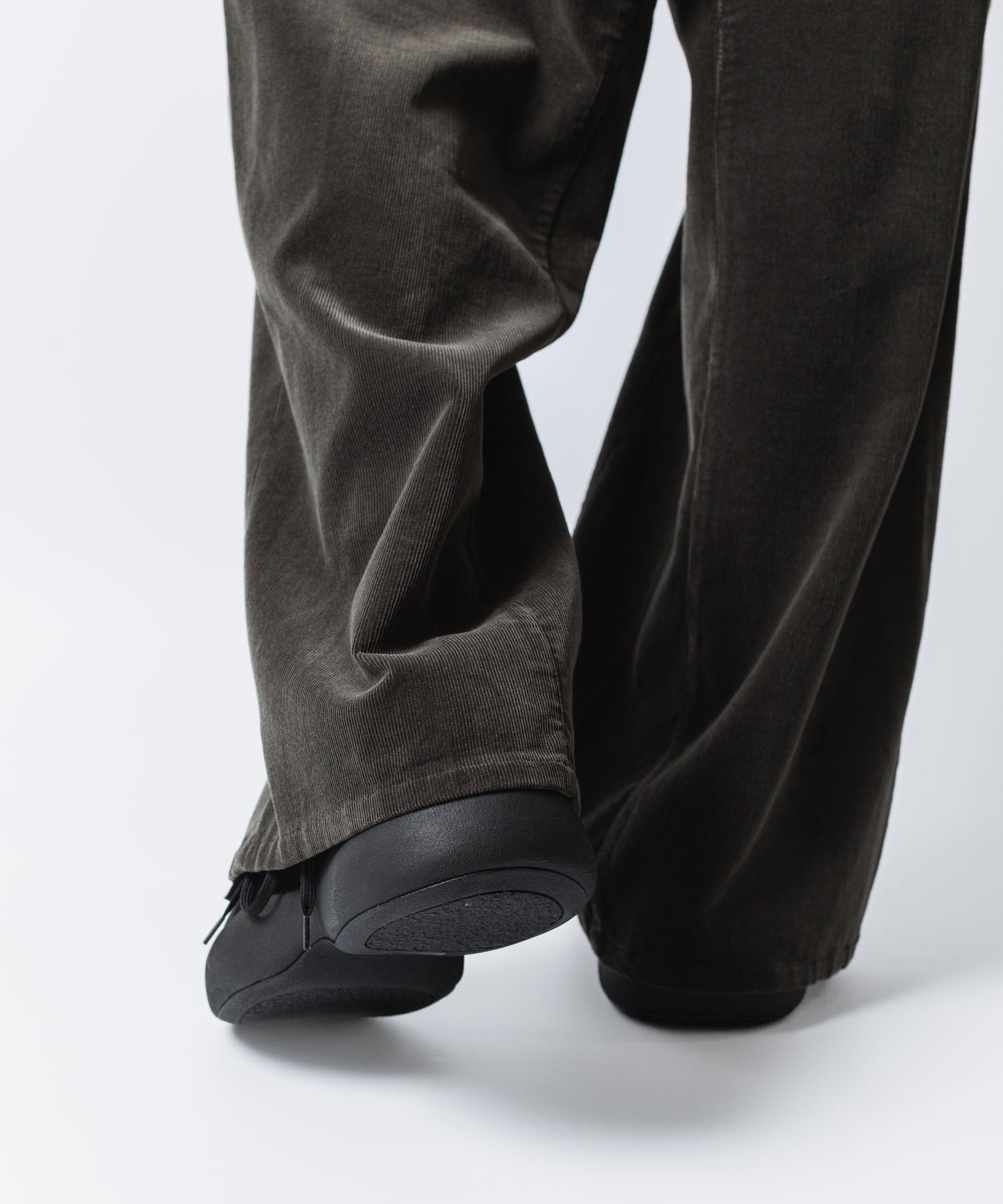 VEIN ヴェインのCOW LEATHER NUBUCK OVAL SOLE  TRAINER - BLACKの公式通販サイトsession福岡セレクトショップ