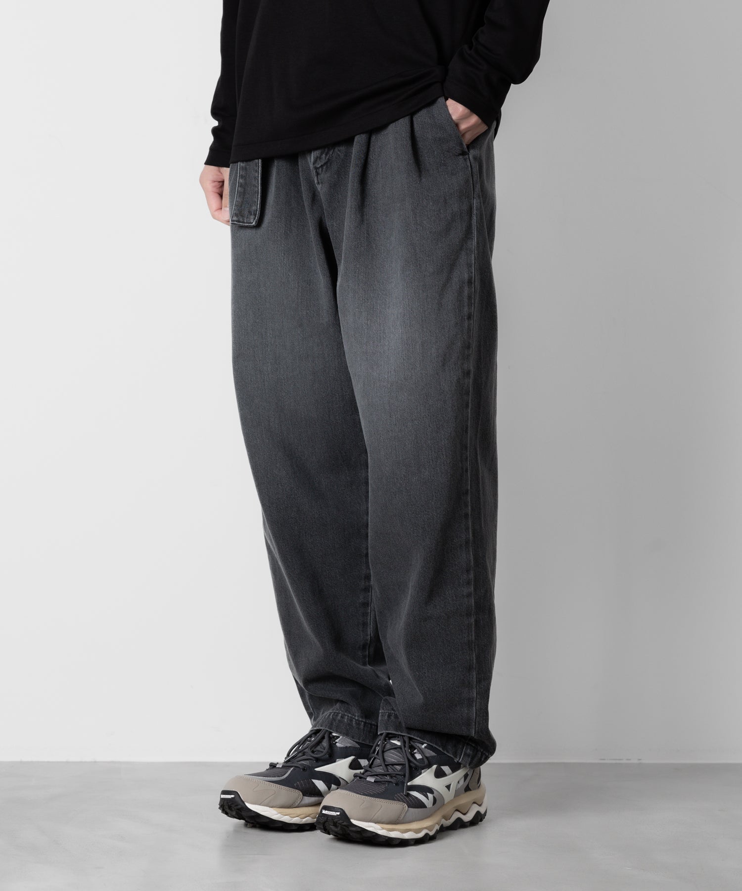 ATTACHMENT アタッチメントの11oz DENIM BELTED TAPERED FIT TROUSERS - BLACK 公式通販サイトsession福岡セレクトショップ