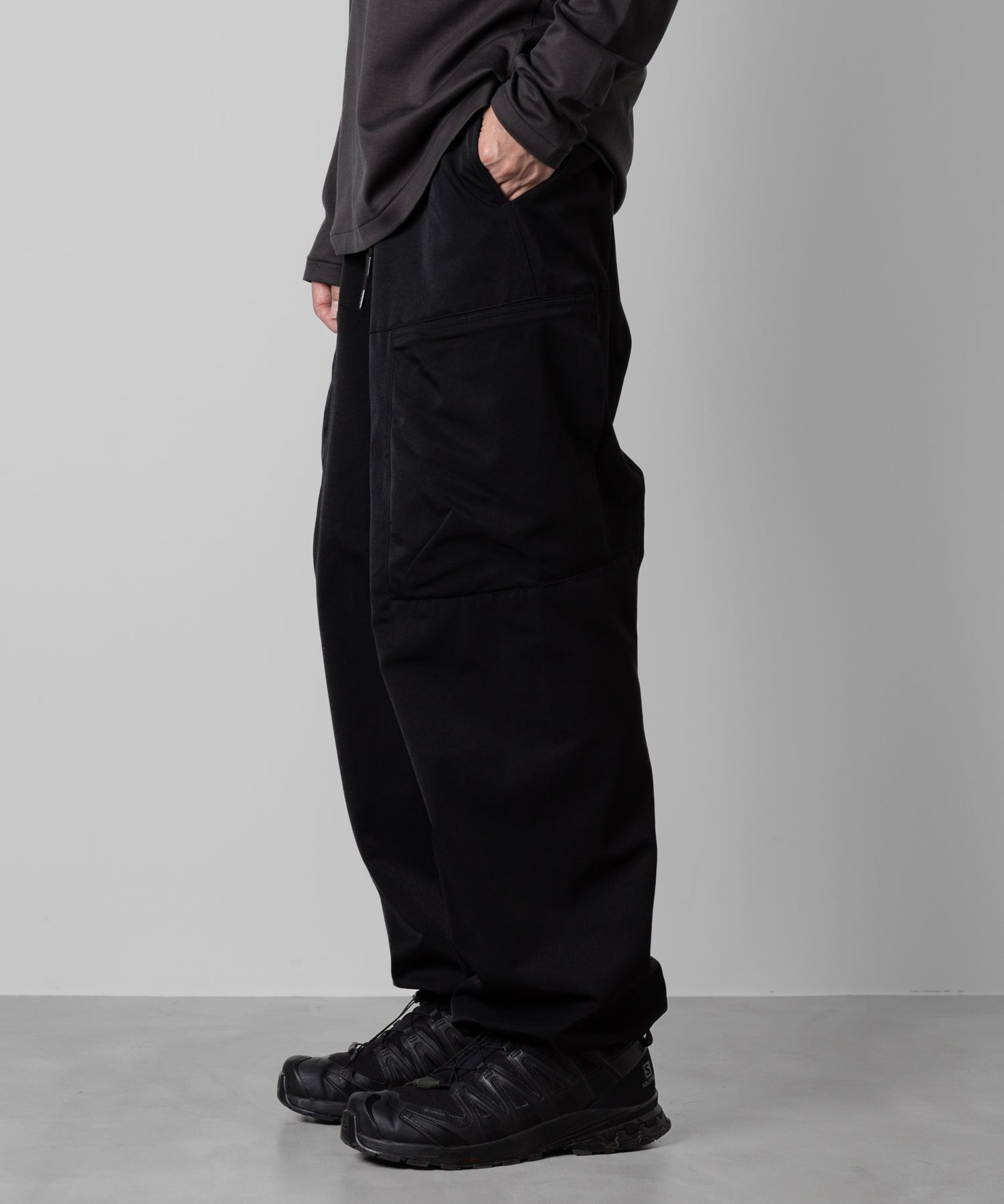 【ATTACHMENT】ATTACHMENT アタッチメントのNY/CO TWILL WIDE CARGO TROUSERS - BLACK 公式通販サイトsession福岡セレクトショップ