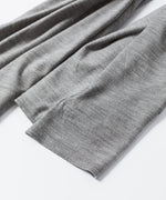 画像をギャラリービューアに読み込む, ATTACHMENT アタッチメント × JOHN SMEDLEYの× JOHN SMEDLEY MERINO EXTRAFINE WIDE STOLE - L.GRAYの公式通販サイトsession福岡セレクトショップ

