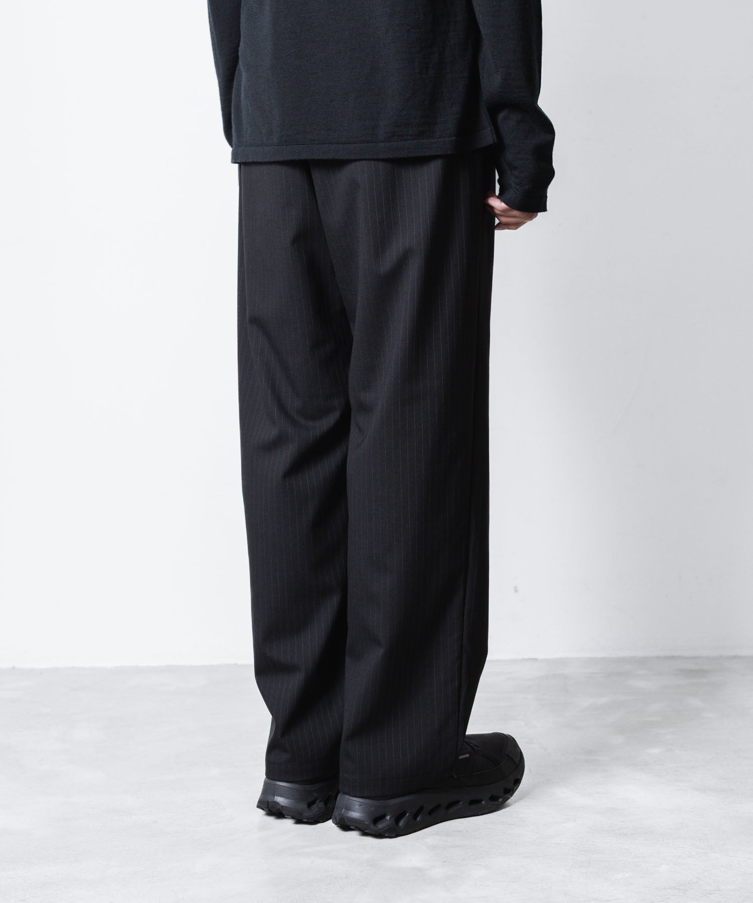 ATTACHMENT アタッチメントのT/W/SI STRETCH GABARDINE 1TUCK EASY TROUSERS - S.BLACKの公式通販サイトsession福岡セレクトショップ