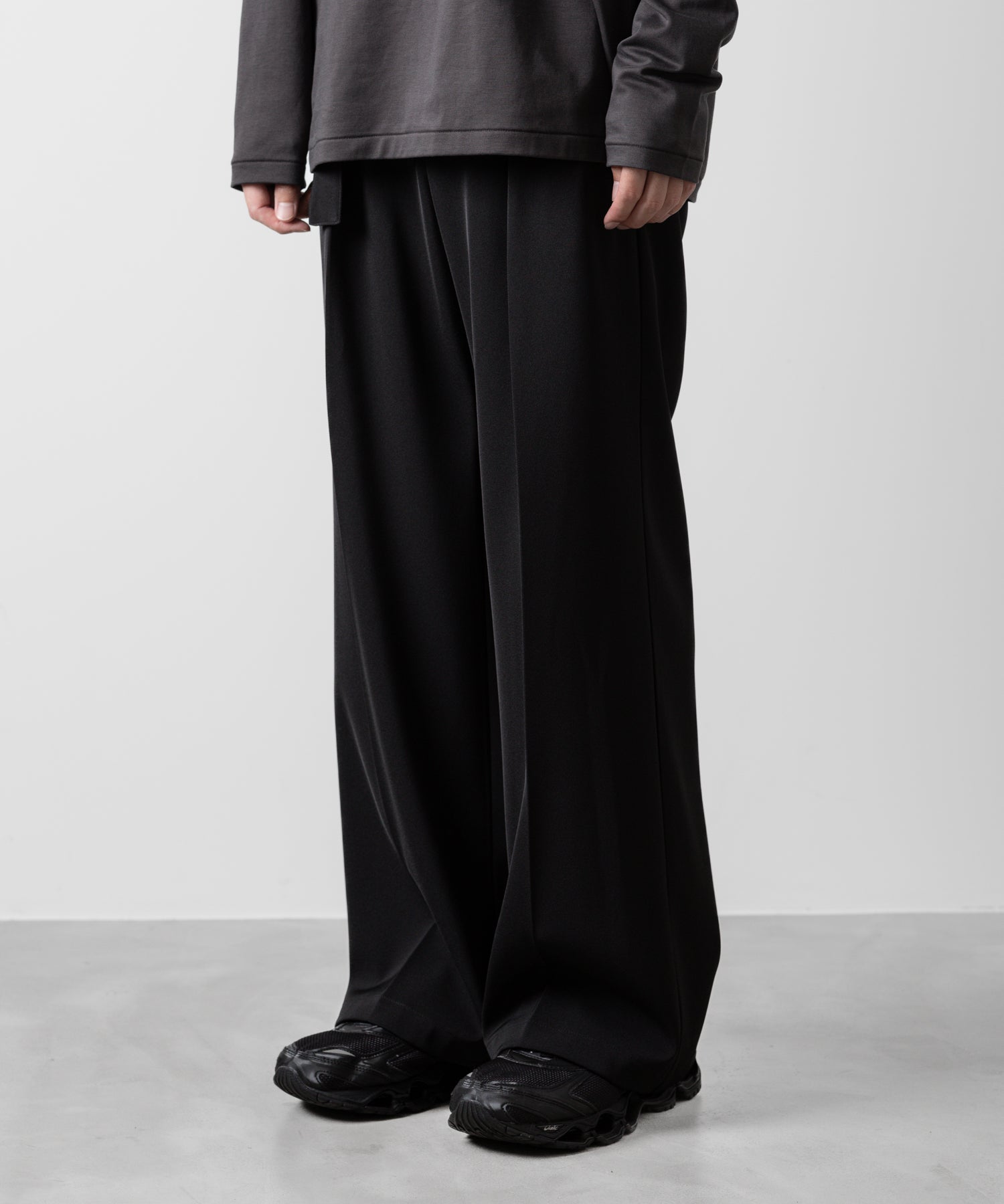 ATTACHMENT アタッチメントのPE STRETCH TWILL BELTED WIDE FIT TROUSERS - BLACKの公式通販サイトsession福岡セレクトショップ