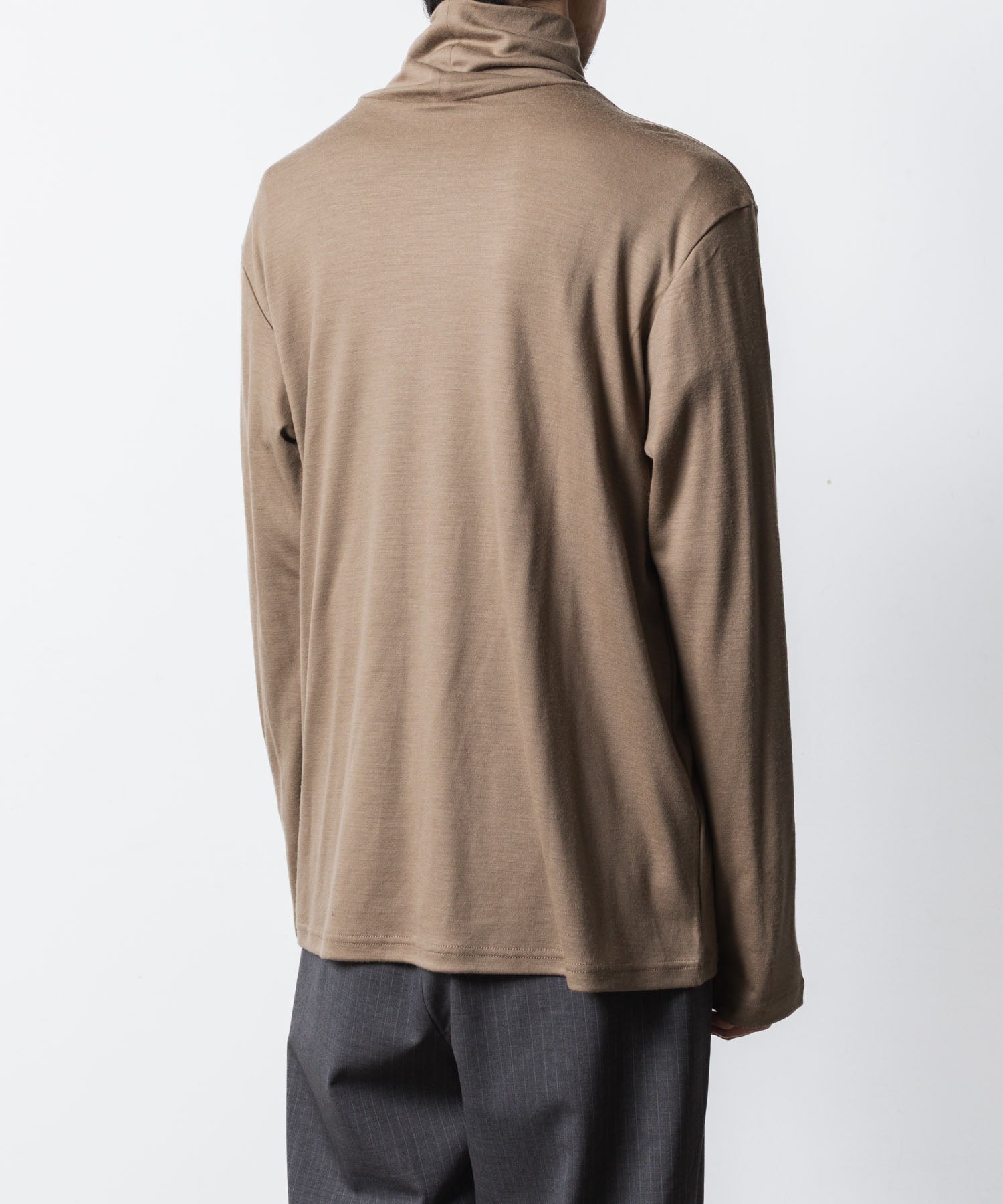 ATTACHMENT アタッチメントの1/60 WOOL SMOOTH HIGH NECK TURTLE L/S TEE - CAMELの公式通販サイトsession福岡セレクトショップ