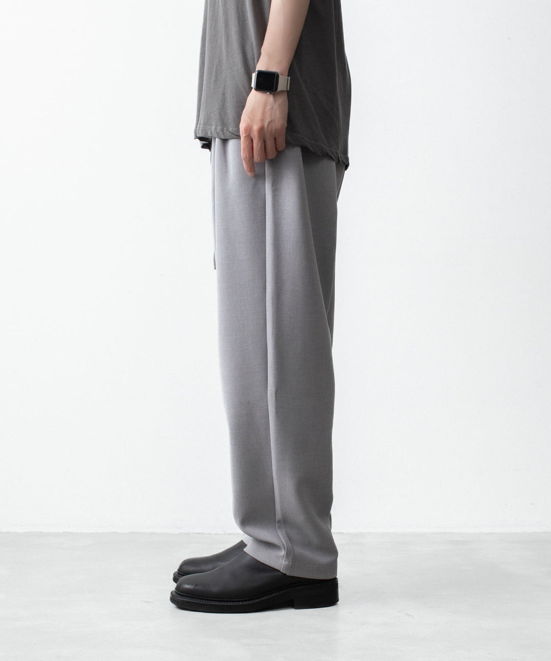 【 ATTACHMENT 】PE STRETCH DOUBLE CLOTH BELTED WIDE TAPERED TROUSERS - L.GRAY