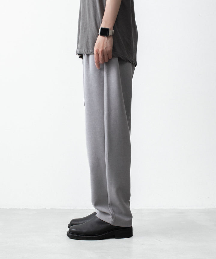 【 ATTACHMENT 】PE STRETCH DOUBLE CLOTH BELTED WIDE TAPERED TROUSERS - L.GRAY