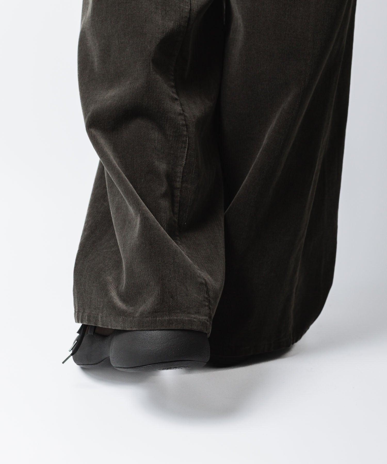 VEIN ヴェインのCOW LEATHER NUBUCK OVAL SOLE  TRAINER - BROWNの公式通販サイトsession福岡セレクトショップ