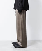 画像をギャラリービューアに読み込む, VEIN ヴェインのRY PIGMENT PRINT SATIN EASY WIDE TROUSERS - KHAKI GRAYの公式通販サイトsession福岡セレクトショップ
