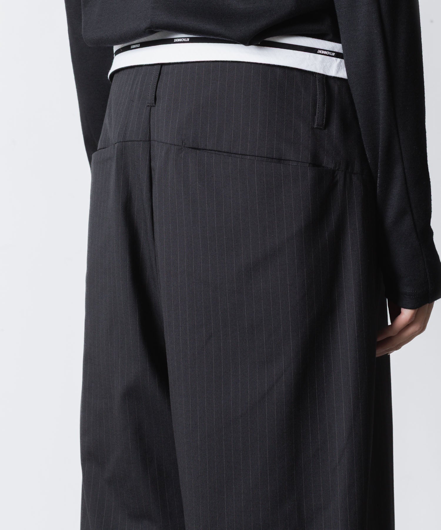 ATTACHMENT アタッチメントのT/W/SI STRETCH GABARDINE FLAP TROUSERS - S.BLACKの公式通販サイトsession福岡セレクトショップ
