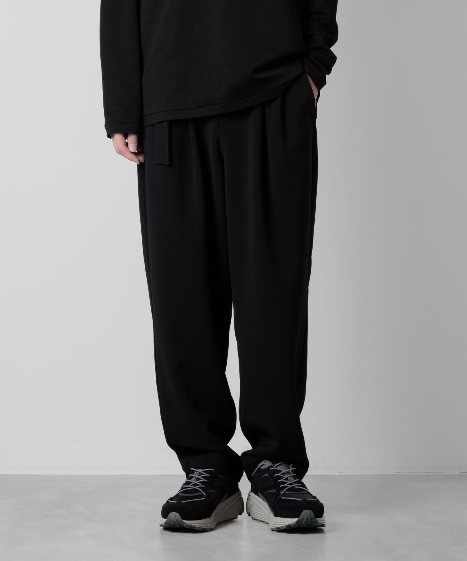ATTACHMENT アタッチメントのPE STRECH DOUBLE CLOTH BELTED TAPERD FIT TROUSERS - BLACKの公式通販サイトsession福岡セレクトショップ