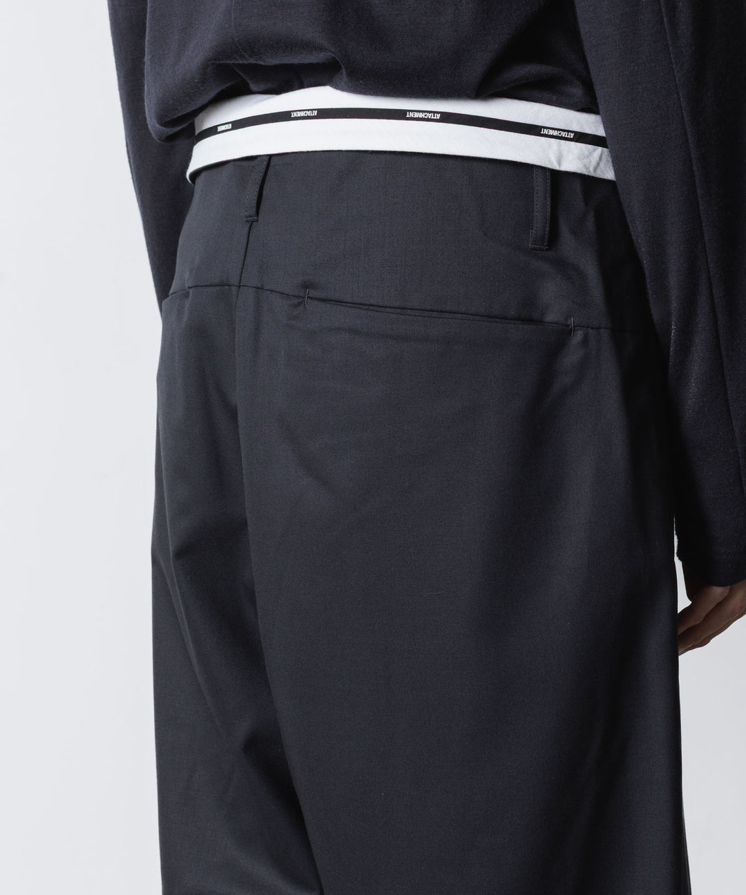 ATTACHMENT アタッチメントのT/W/SI STRETCH GABARDINE FLAP TROUSERS - D.NAVYの公式通販サイトsession福岡セレクトショップ