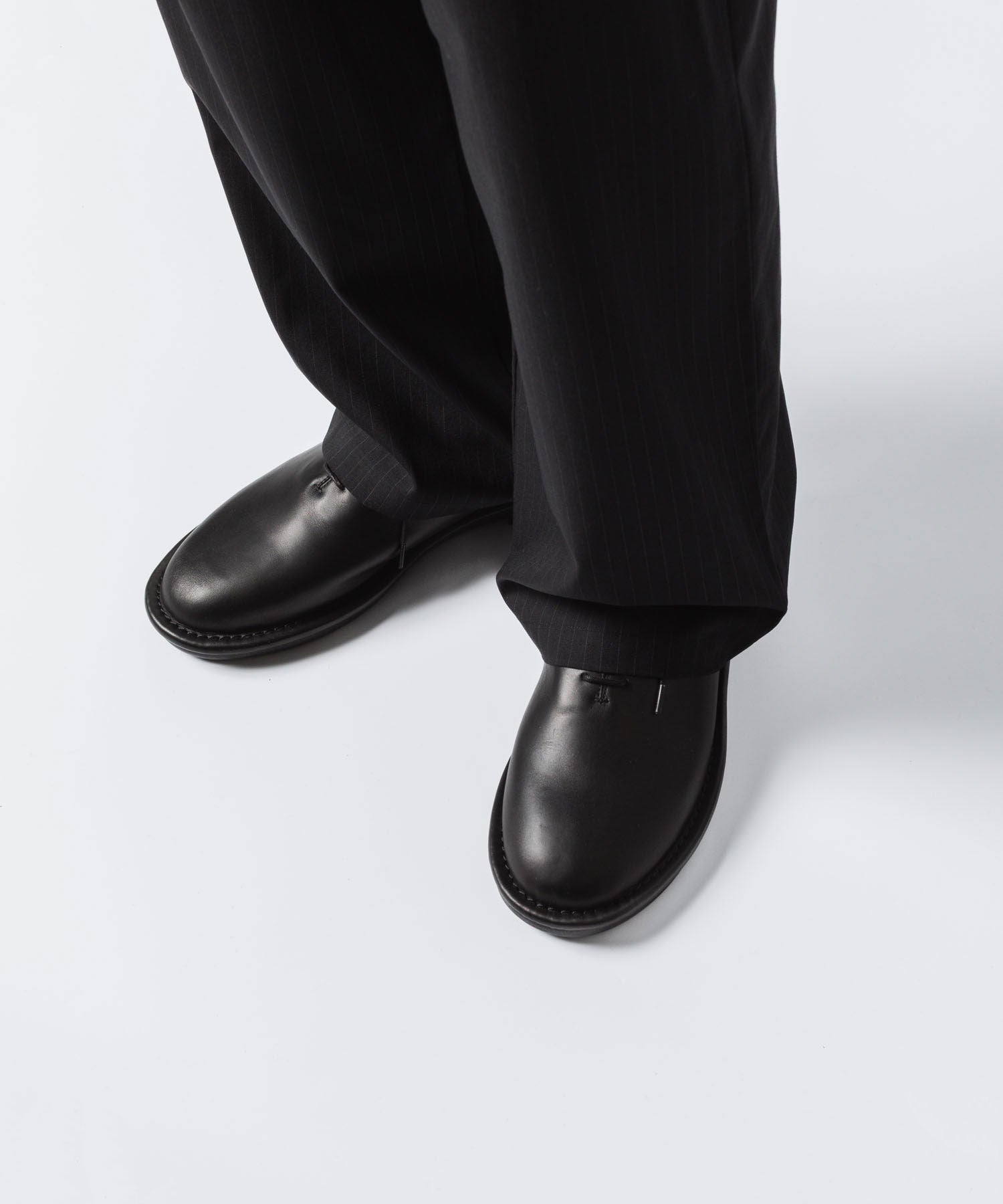 ATTACHMENT アタッチメントのCOW LEATHER BABOUCHE - BLACKの公式通販サイトsession福岡セレクトショップ