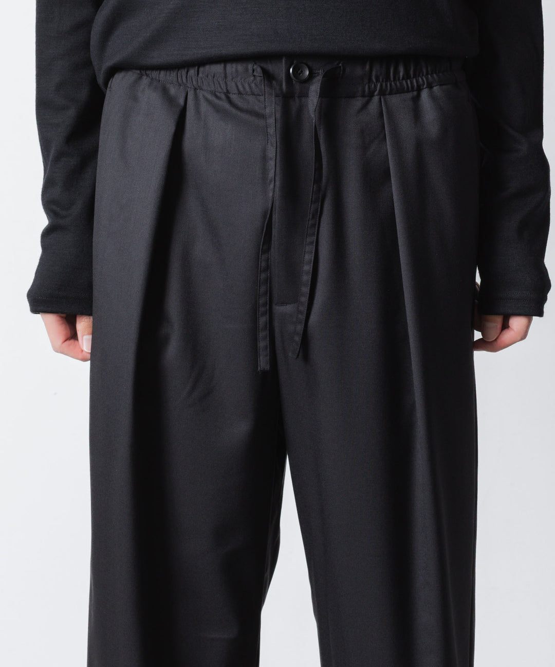 ATTACHMENT アタッチメントのT/W/SI STRETCH GABARDINE 1TUCK EASY TROUSERS - BLACKの公式通販サイトsession福岡セレクトショップ
