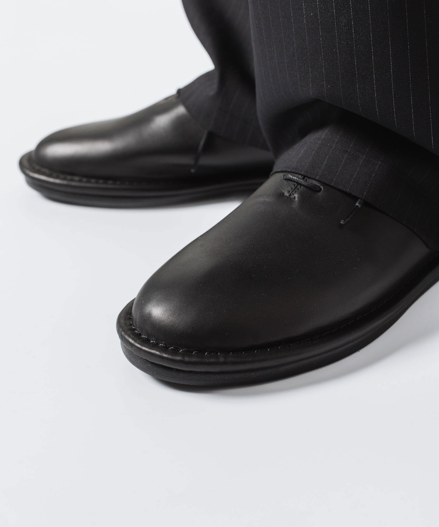 ATTACHMENT アタッチメントのCOW LEATHER BABOUCHE - BLACKの公式通販サイトsession福岡セレクトショップ