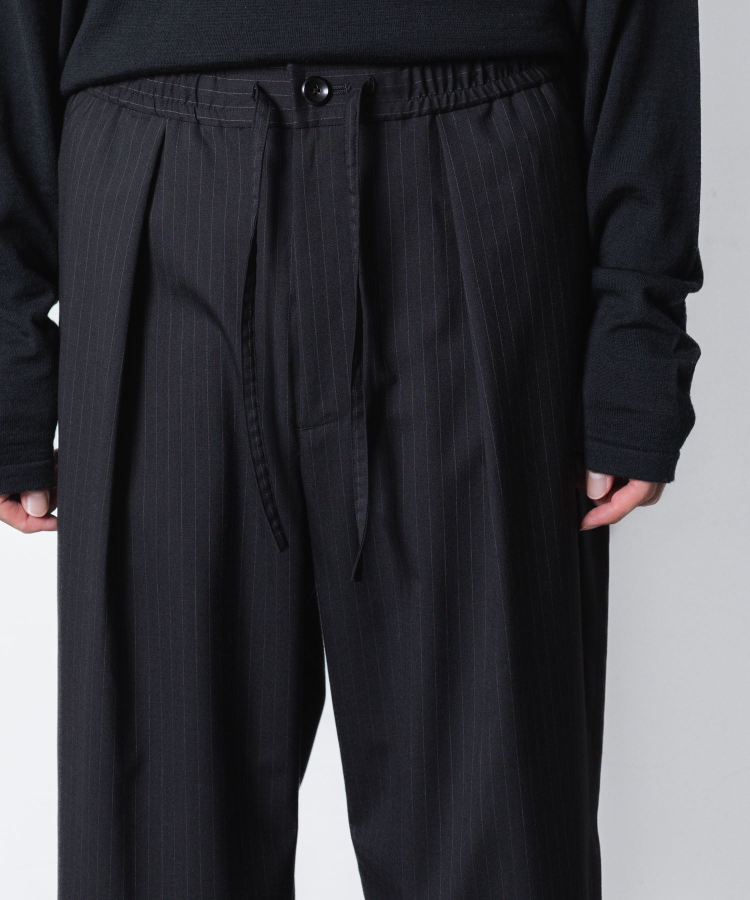 ATTACHMENT アタッチメントのT/W/SI STRETCH GABARDINE 1TUCK EASY TROUSERS - S.BLACKの公式通販サイトsession福岡セレクトショップ