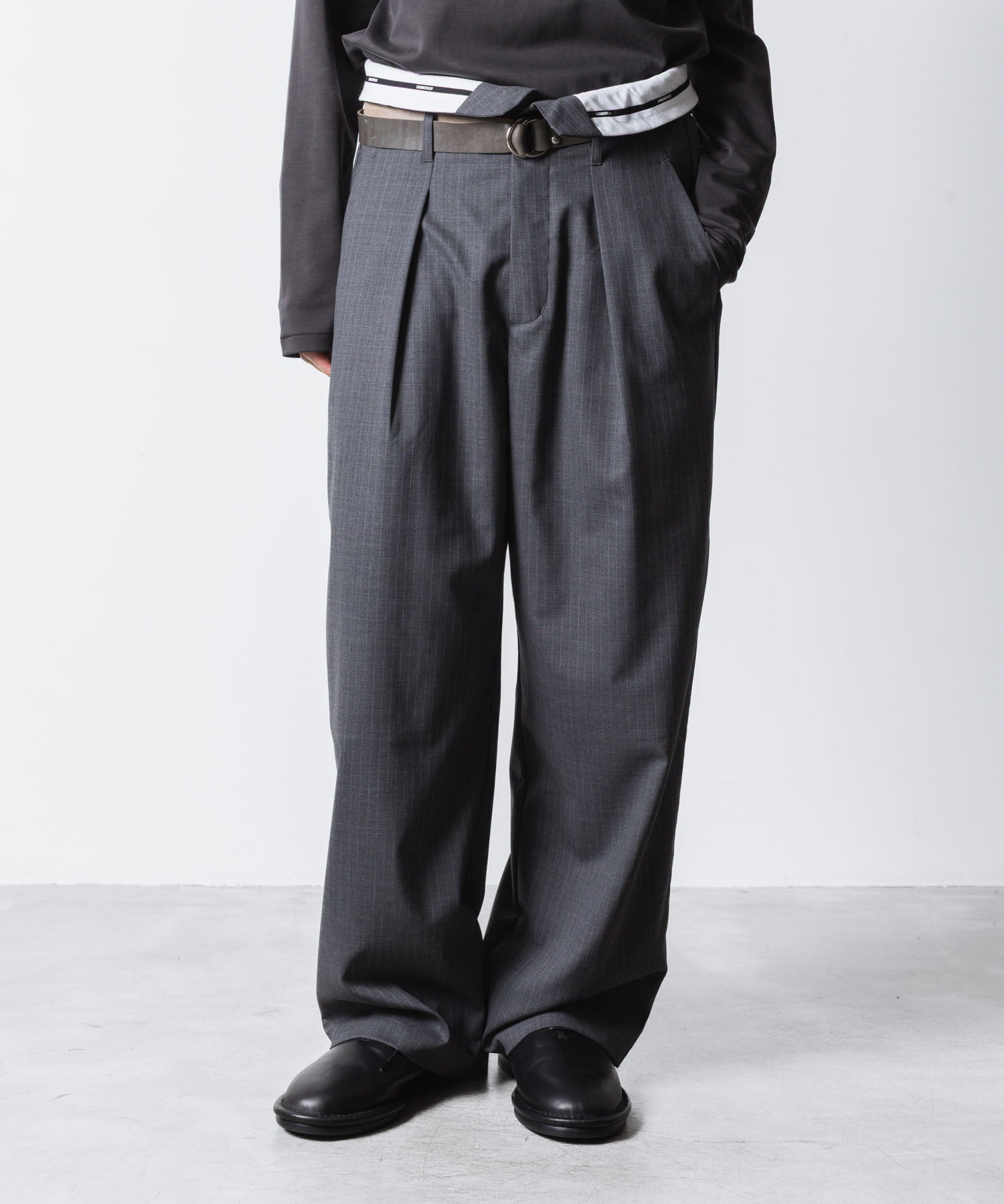 ATTACHMENT アタッチメントのT/W/SI STRETCH GABARDINE FLAP TROUSERS - S.GRAYの公式通販サイトsession福岡セレクトショップ