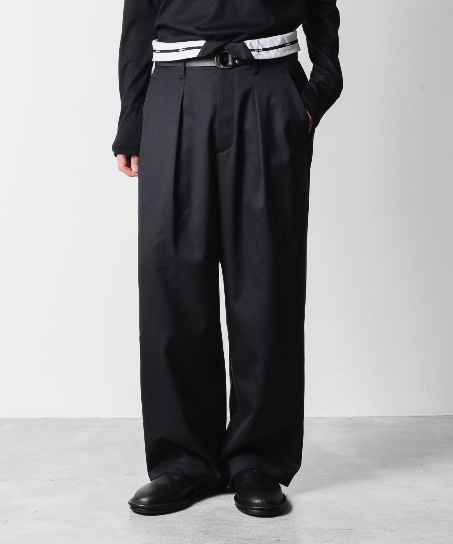 ATTACHMENT アタッチメントのT/W/SI STRETCH GABARDINE FLAP TROUSERS - BLACKの公式通販サイトsession福岡セレクトショップ