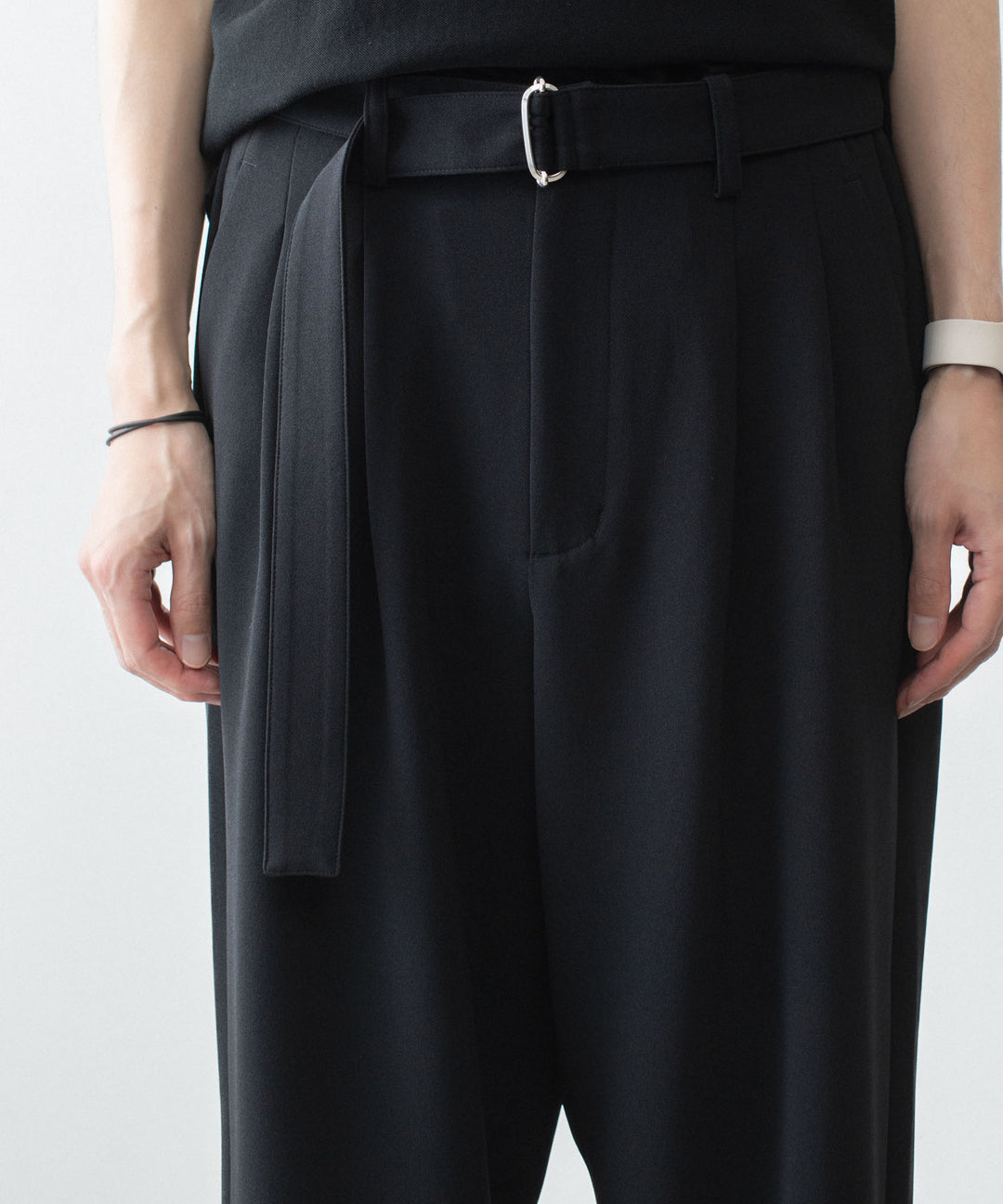ATTACHMENT アタッチメントのPE STRETCH DOUBLE CLOTH BELTED WIDE TAPERED TROUSERS - BLACKの公式通販サイトsession福岡セレクトショップ
