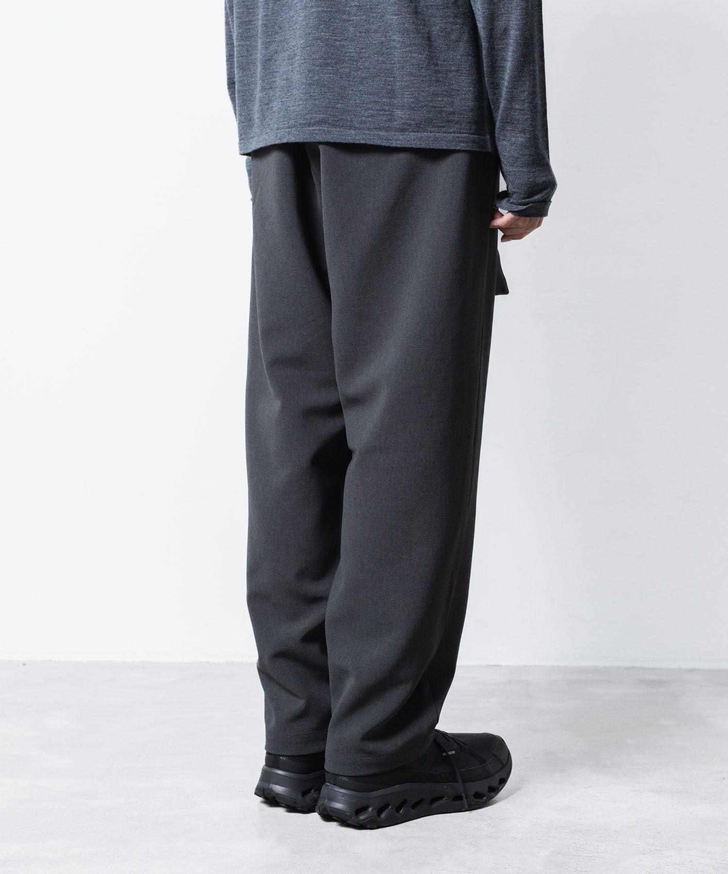 ATTACHMENT アタッチメントのPE STRETCH DOUBLE CLOTH BELTED WIDE TAPERD TROUSERS - X.GRAYの公式通販サイトsession福岡セレクトショップ