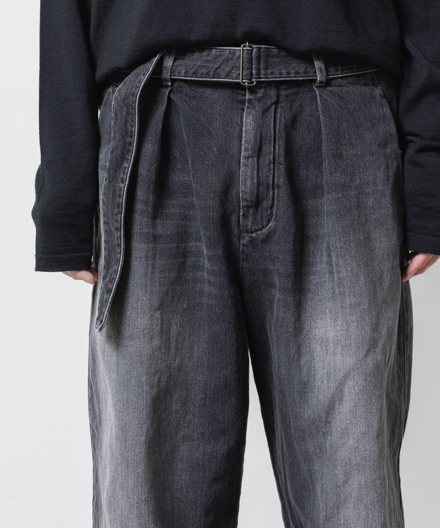 ATTACHMENT / EXCLUSIVE ITEMアタッチメントの11oz DENIM 1TUCK BELTED PANTS  - BLACKの公式通販サイトsession福岡セレクトショップ