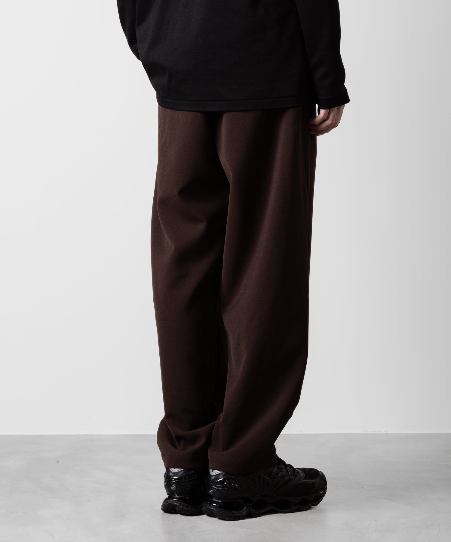 ATTACHMENT アタッチメントのPE STRETCH DOUBLE CLOTH BELTED TAPERED FIT TROUSERS - BROWN 公式通販サイトsession福岡セレクトショップ