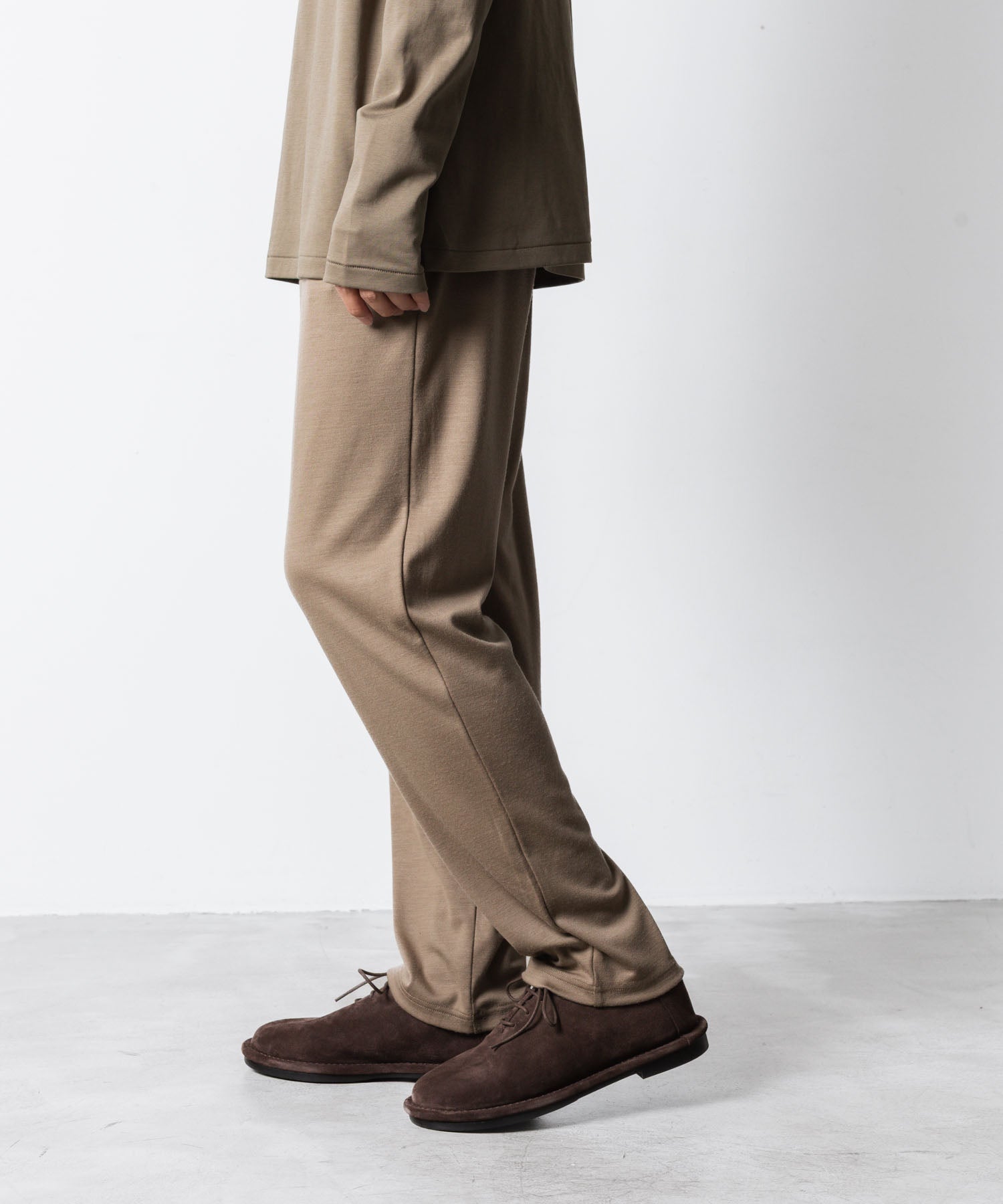 ATTACHMENT アタッチメントの1/60 WOOL SMOOTH SLIM FIT LOUNGE TROUSERS - CAMELの公式通販サイトsession福岡セレクトショップ