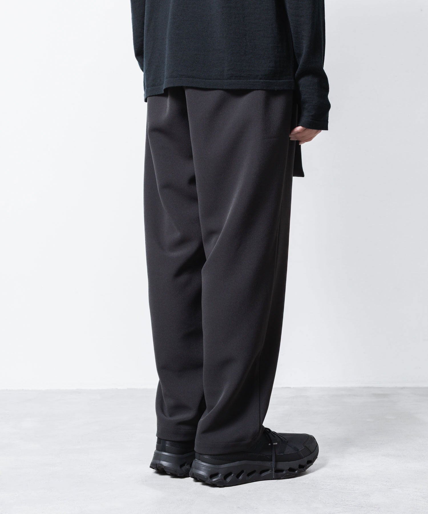 ATTACHMENT アタッチメントのPE STRETCH DOUBLE CLOTH BELTED WIDE TAPERD TROUSERS - D.GRAYの公式通販サイトsession福岡セレクトショップ