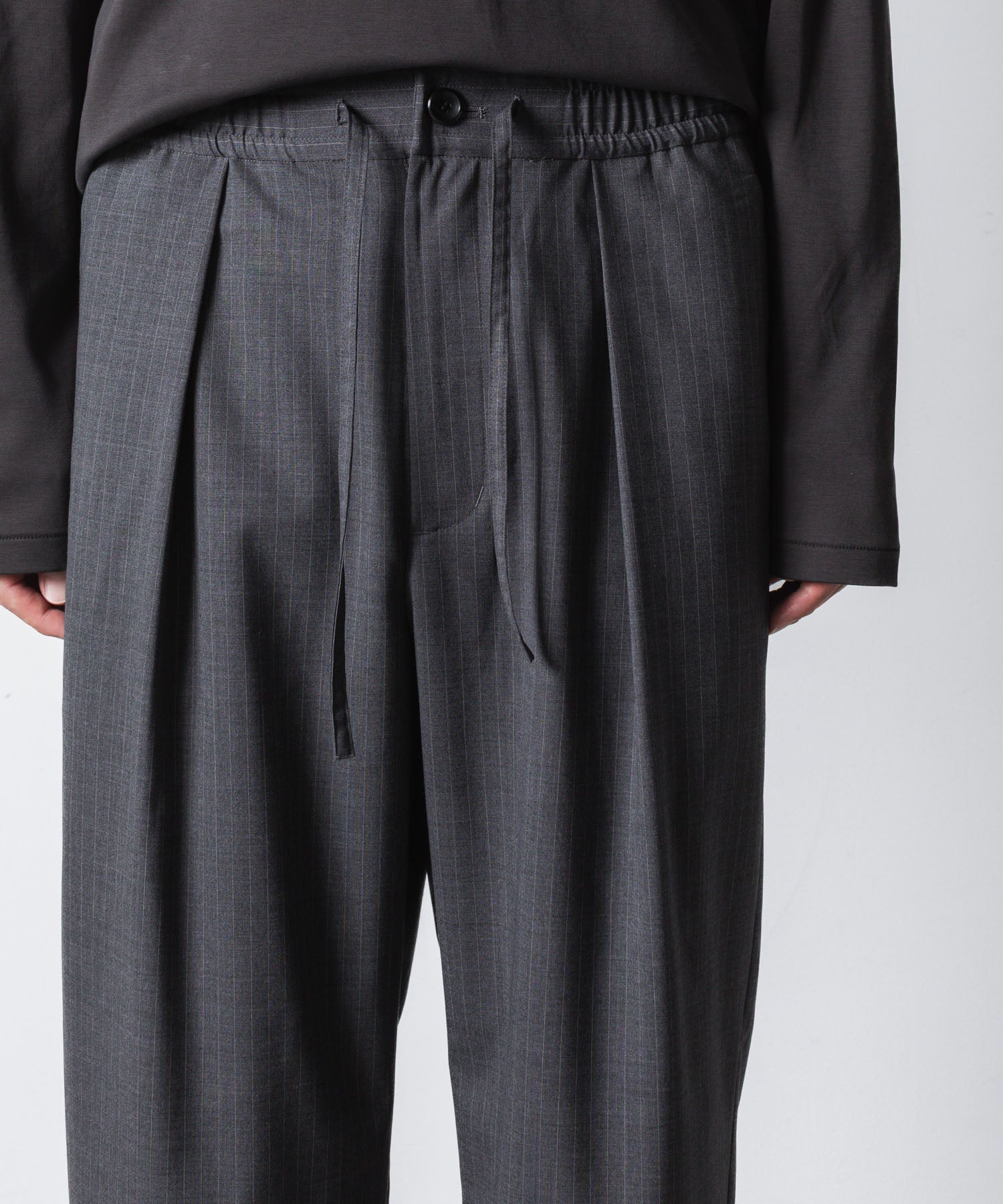 ATTACHMENT アタッチメントのT/W/SI STRETCH GABARDINE 1TUCK EASY TROUSERS - S.GRAYの公式通販サイトsession福岡セレクトショップ