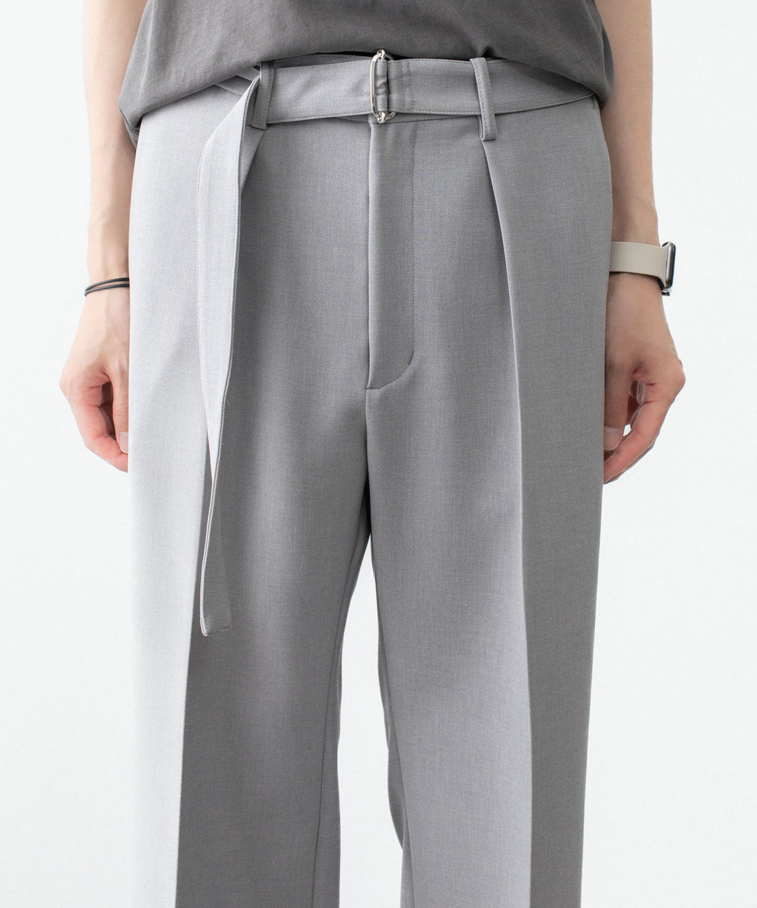 ATTACHMENT アタッチメントのPE STRETCH DOUBLE CLOTH BELTED STRAIGHT TROUSERS - L.GRAYの公式通販サイトsession福岡セレクトショップ