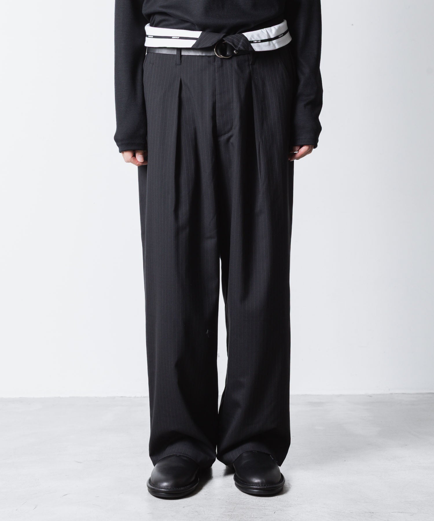 ATTACHMENT アタッチメントのT/W/SI STRETCH GABARDINE FLAP TROUSERS - S.BLACKの公式通販サイトsession福岡セレクトショップ