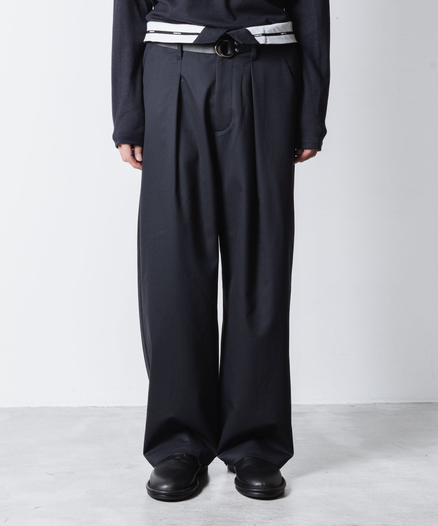 ATTACHMENT アタッチメントのT/W/SI STRETCH GABARDINE FLAP TROUSERS - D.NAVYの公式通販サイトsession福岡セレクトショップ