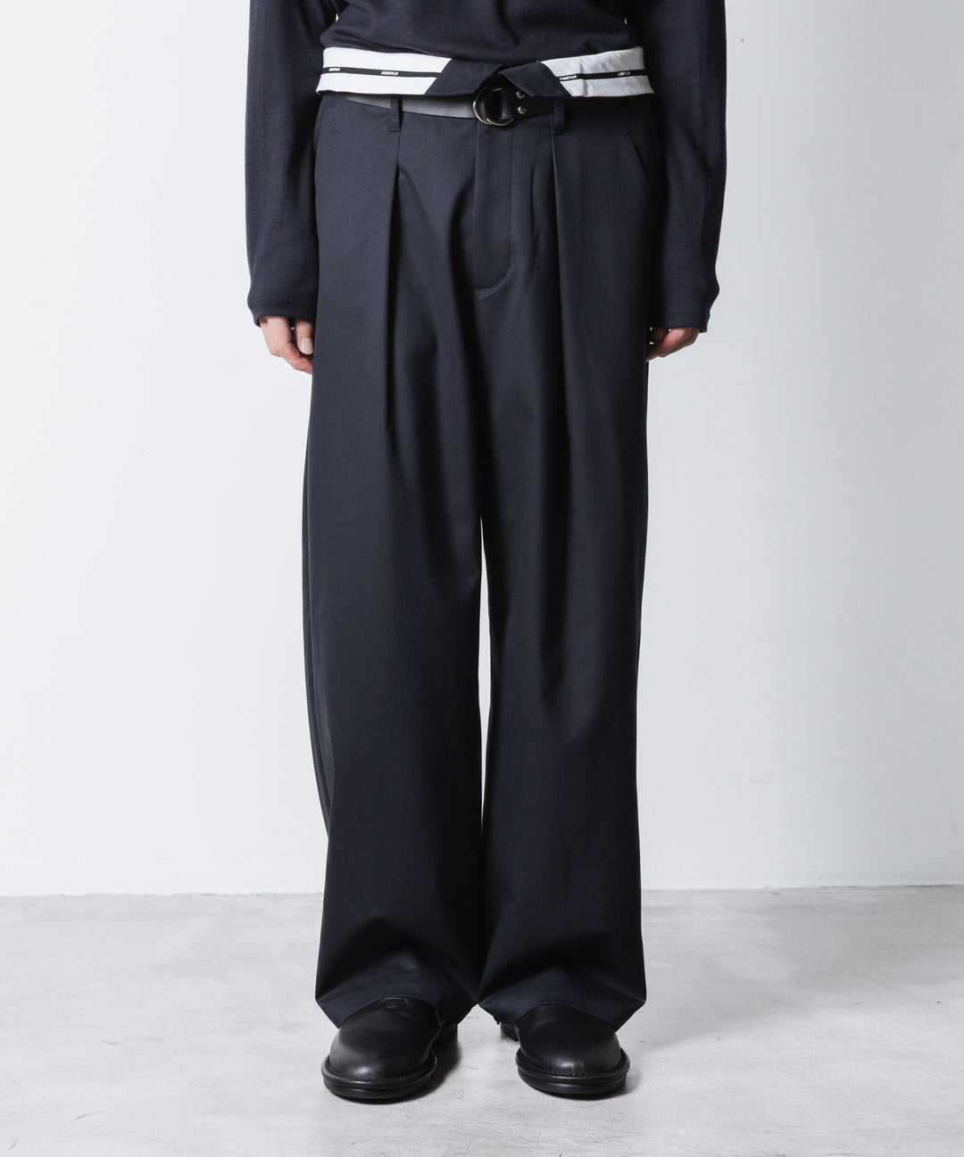 ATTACHMENT アタッチメントのT/W/SI STRETCH GABARDINE FLAP TROUSERS - D.NAVYの公式通販サイトsession福岡セレクトショップ
