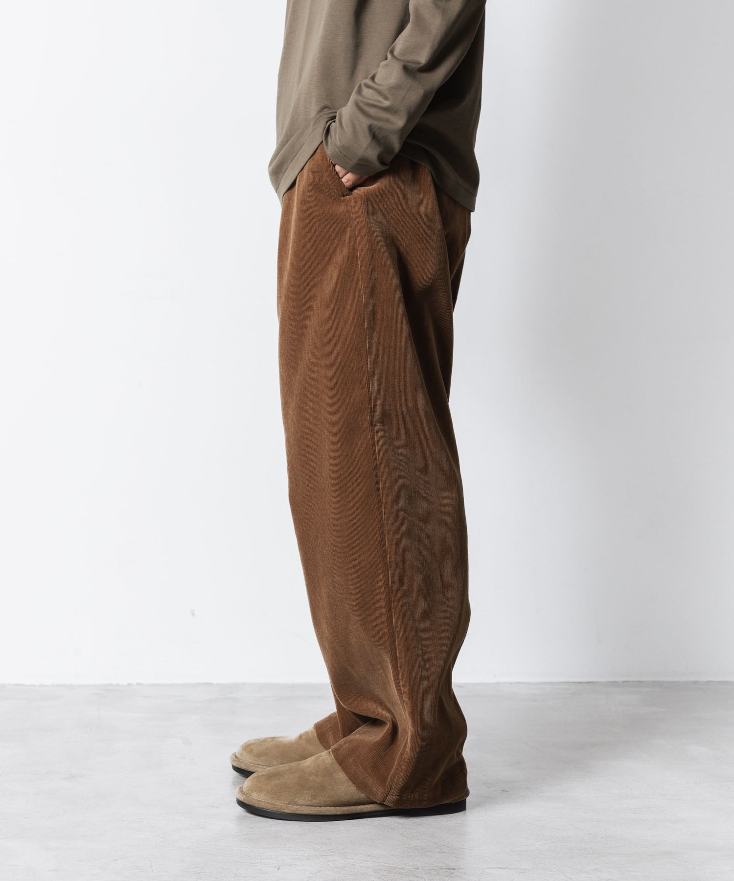 ATTACHMENT アタッチメントのFINX CO CORDUROY 1TUCK WIDE TROUSERS - CAMELの公式通販サイトsession福岡セレクトショップ