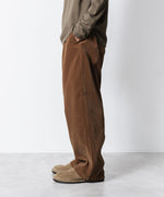 画像をギャラリービューアに読み込む, ATTACHMENT アタッチメントのFINX CO CORDUROY 1TUCK WIDE TROUSERS - CAMELの公式通販サイトsession福岡セレクトショップ
