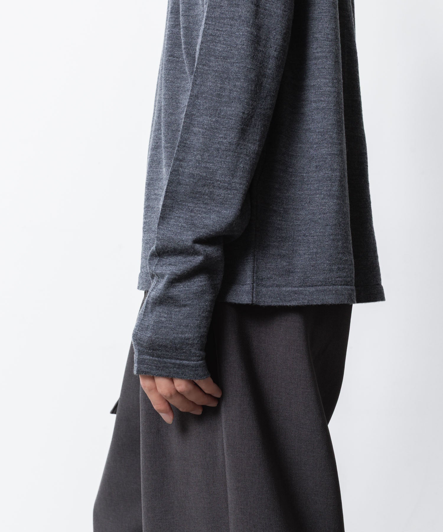 【 ATTACHMENT × JOHN SMEDLEY 】× JOHN SMEDLEY MERINO EXTRAFINE WELTED CREW NECK L/S - D.GRAY