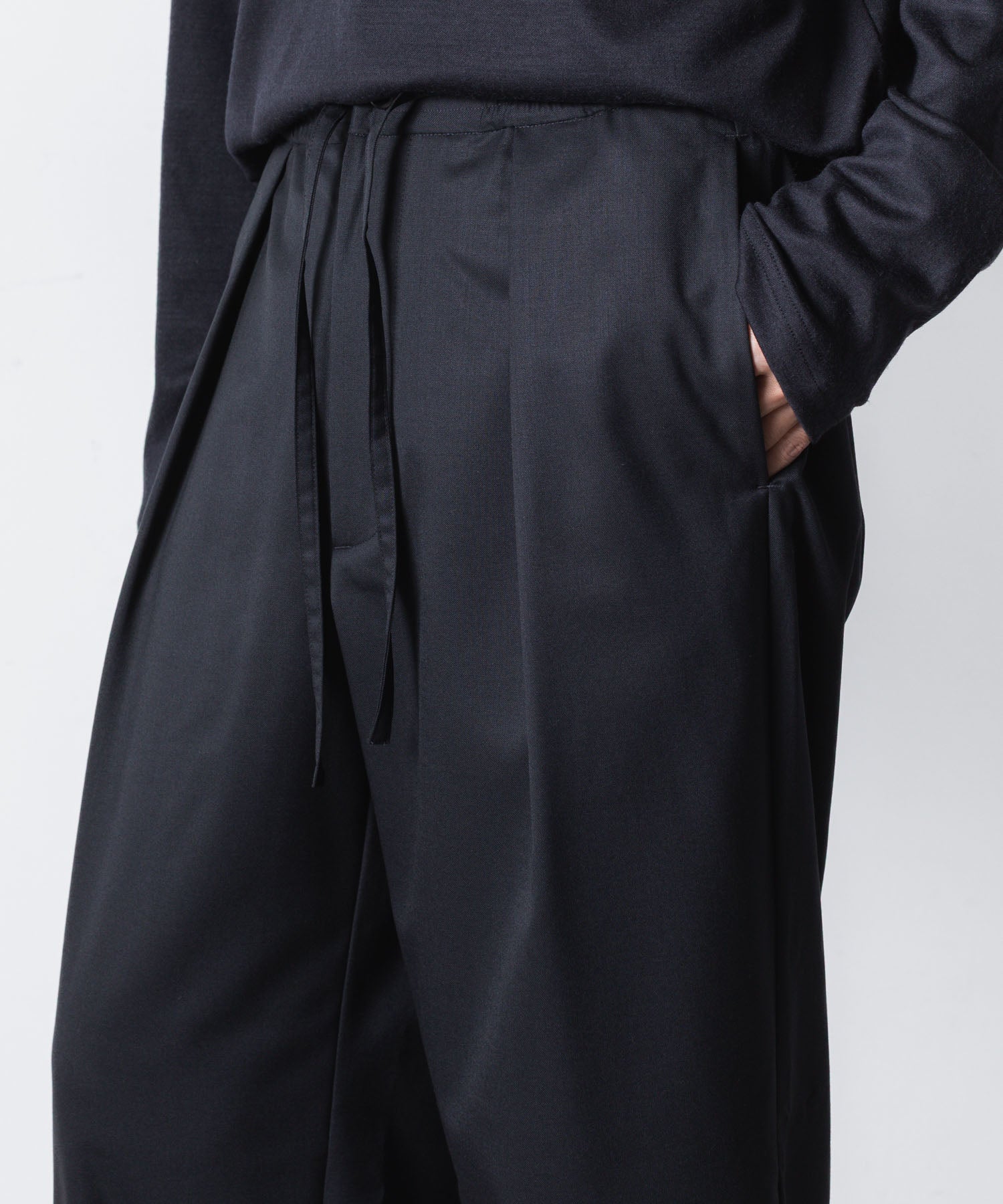ATTACHMENT アタッチメントのT/W/SI STRETCH GABARDINE 1TUCK EASY TROUSERS - D.NAVYの公式通販サイトsession福岡セレクトショップ