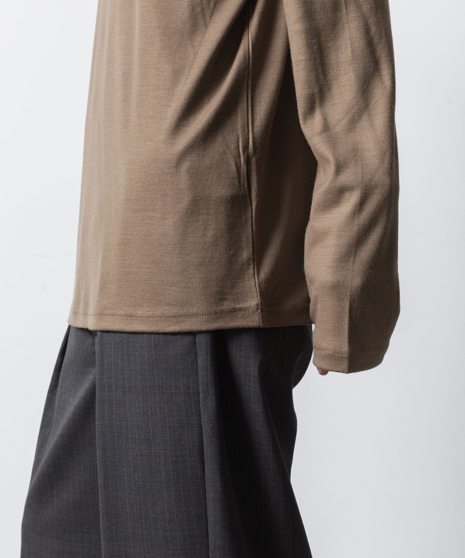 ATTACHMENT アタッチメントの1/60 WOOL SMOOTH HIGH NECK TURTLE L/S TEE - CAMELの公式通販サイトsession福岡セレクトショップ
