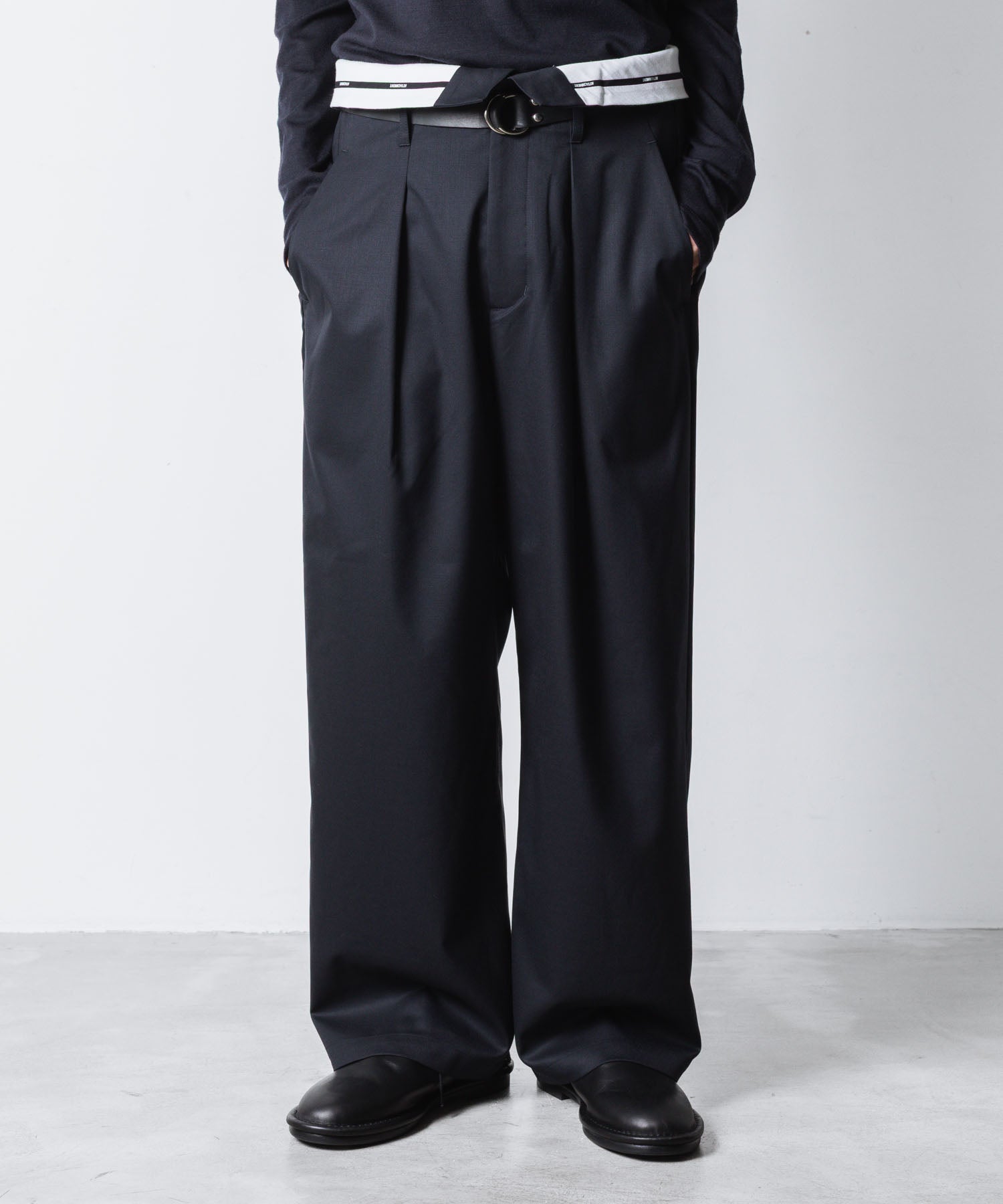 ATTACHMENT アタッチメントのT/W/SI STRETCH GABARDINE FLAP TROUSERS - D.NAVYの公式通販サイトsession福岡セレクトショップ