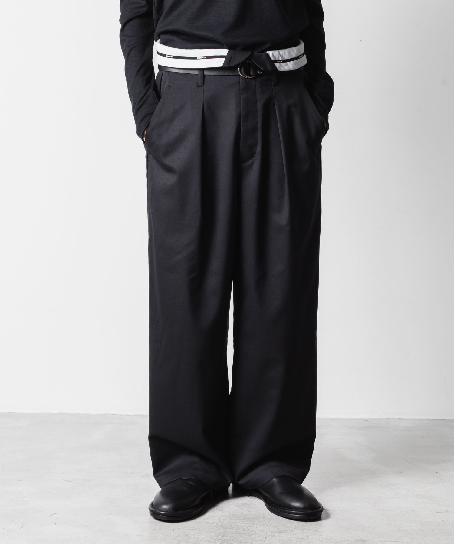 ATTACHMENT アタッチメントのT/W/SI STRETCH GABARDINE FLAP TROUSERS - BLACKの公式通販サイトsession福岡セレクトショップ