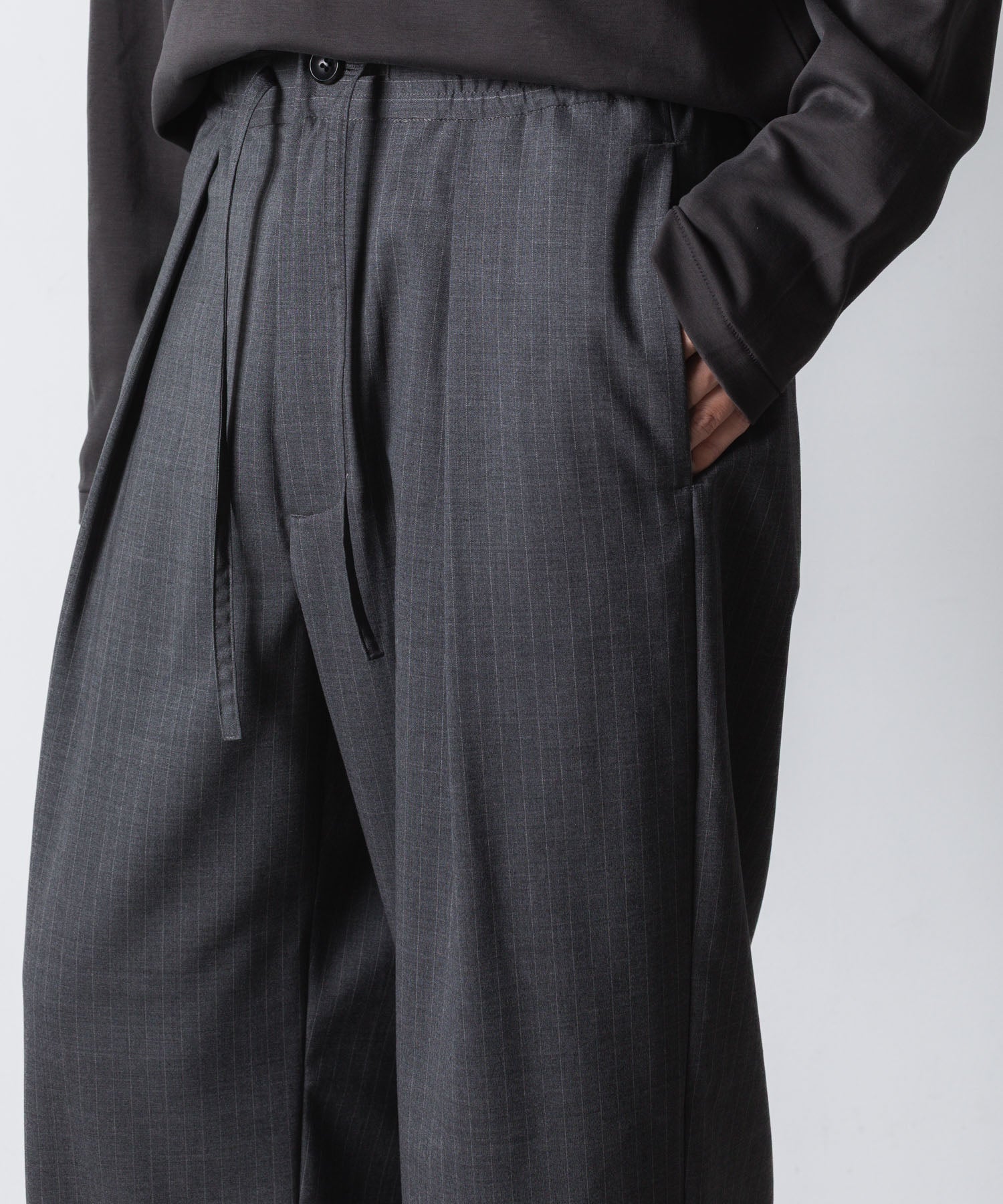 ATTACHMENT アタッチメントのT/W/SI STRETCH GABARDINE 1TUCK EASY TROUSERS - S.GRAYの公式通販サイトsession福岡セレクトショップ