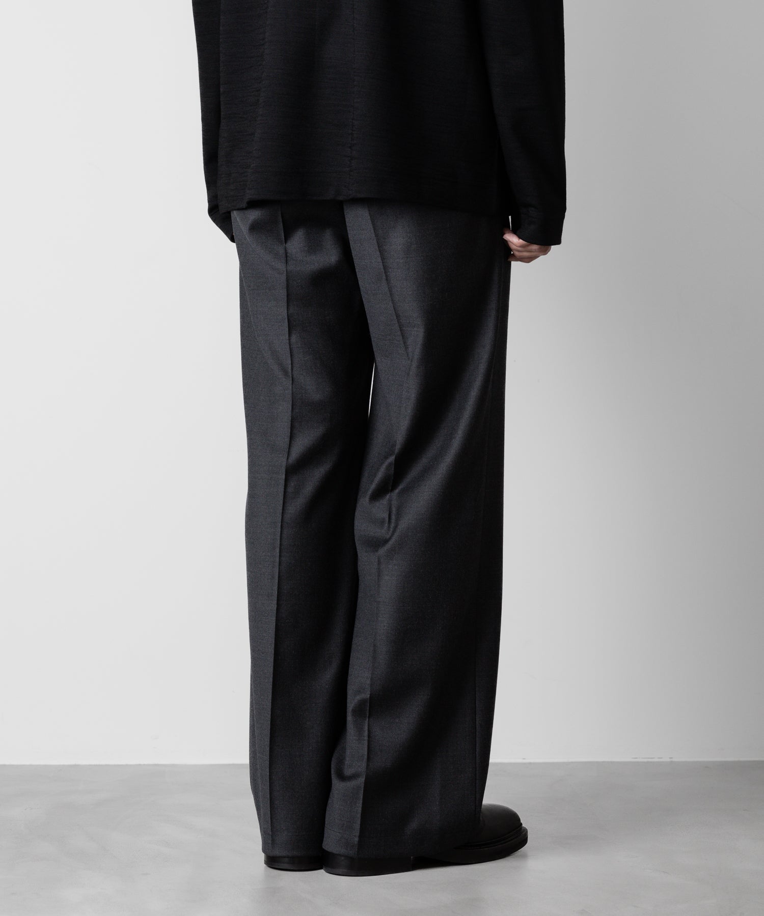 ATTACHMENT アタッチメントのWASHABLE WO/PE STRETCH SAXONY BELTED WIDE TROUSERS - D.GRAY 公式通販サイトsession福岡セレクトショップ