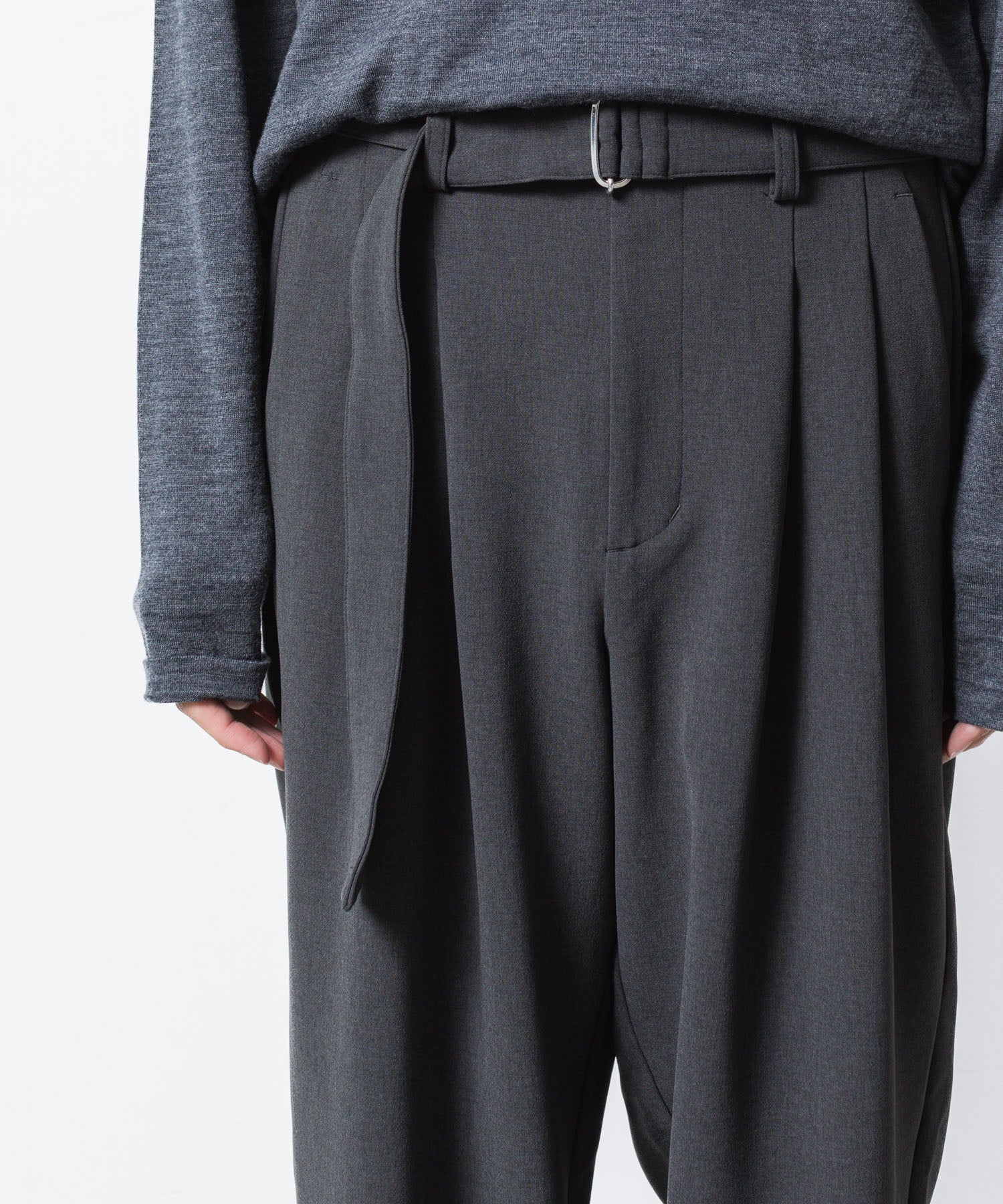 ATTACHMENT アタッチメントのPE STRETCH DOUBLE CLOTH BELTED WIDE TAPERD TROUSERS - X.GRAYの公式通販サイトsession福岡セレクトショップ