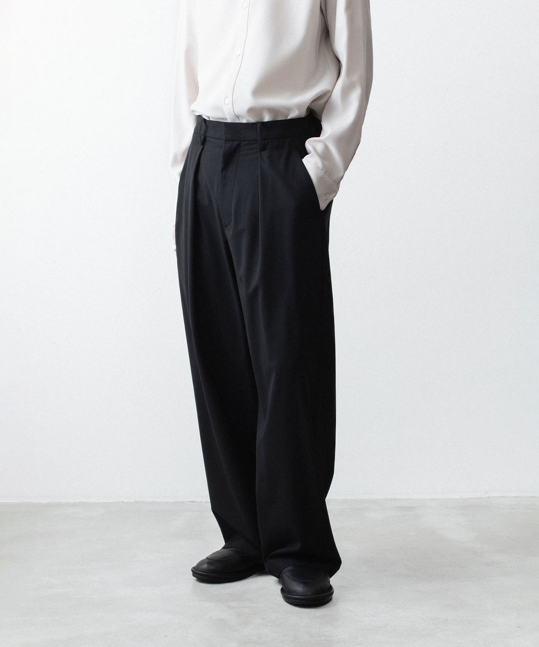 ATTACHMENT アタッチメントのWO/TA STRETCH TRO 1TUCK WIDE TROUSERS - BLACKの公式通販サイトsession福岡セレクトショップ