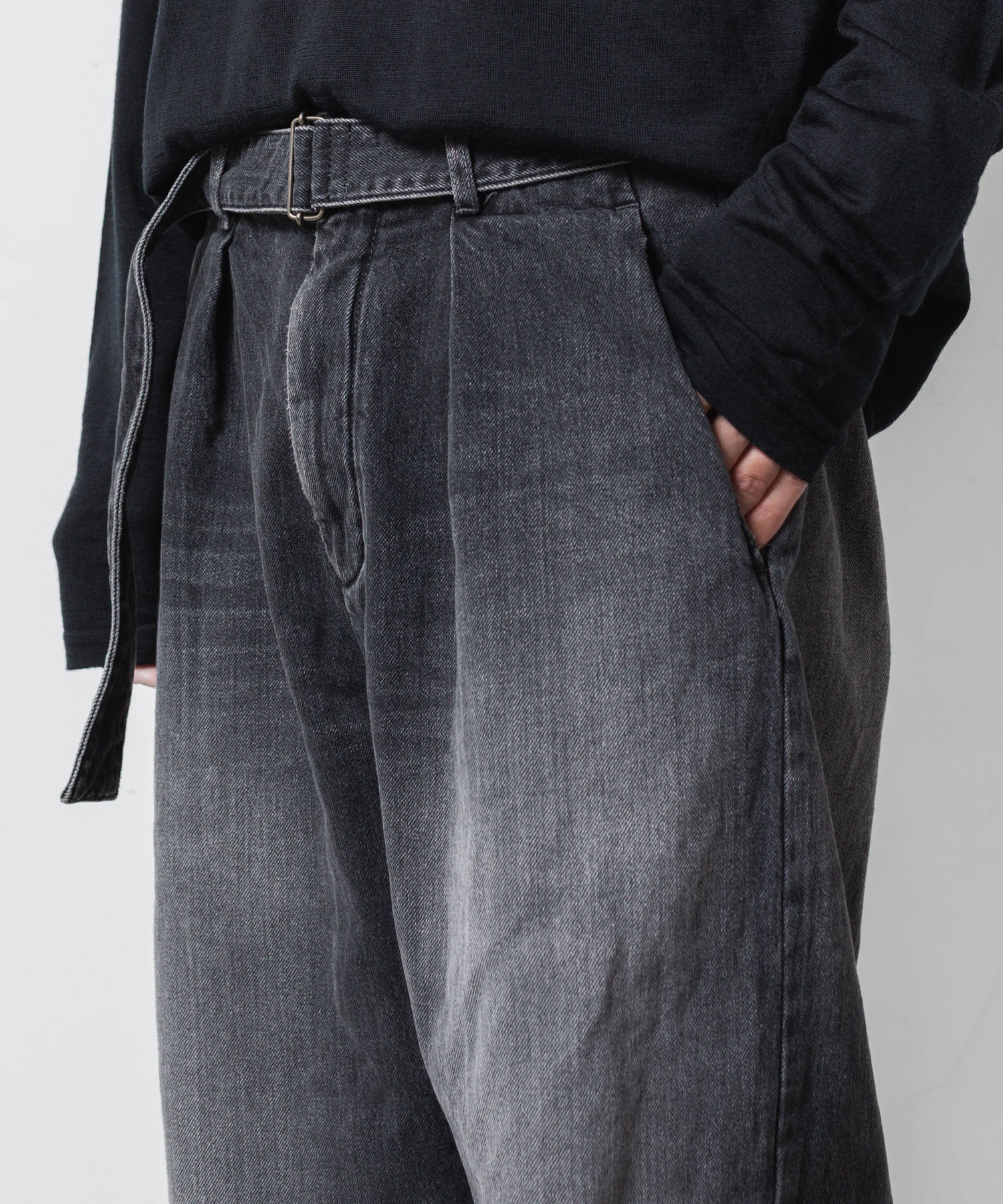 ATTACHMENT / EXCLUSIVE ITEMアタッチメントの11oz DENIM 1TUCK BELTED PANTS  - BLACKの公式通販サイトsession福岡セレクトショップ