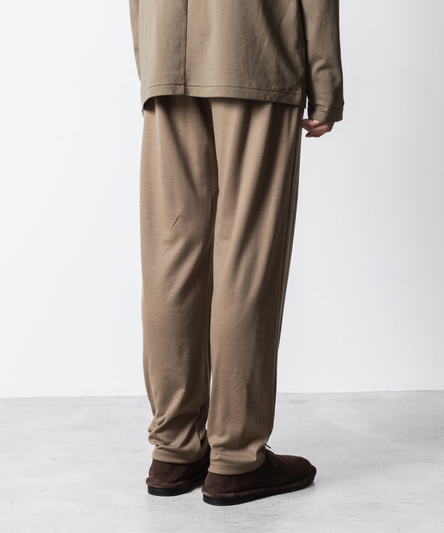 ATTACHMENT アタッチメントの1/60 WOOL SMOOTH SLIM FIT LOUNGE TROUSERS - CAMELの公式通販サイトsession福岡セレクトショップ