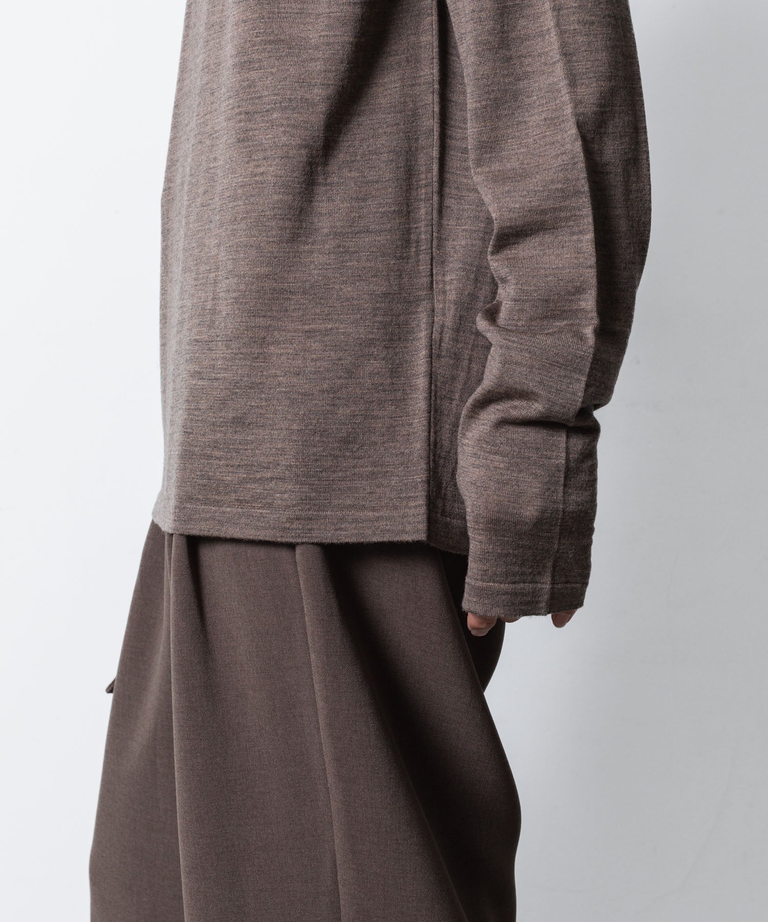 ATTACHMENT アタッチメントの× JOHN SMEDLEY MERINO EXTRAFINE WELTED CREW NECK L/S - D.CAMELの公式通販サイトsession福岡セレクトショップ